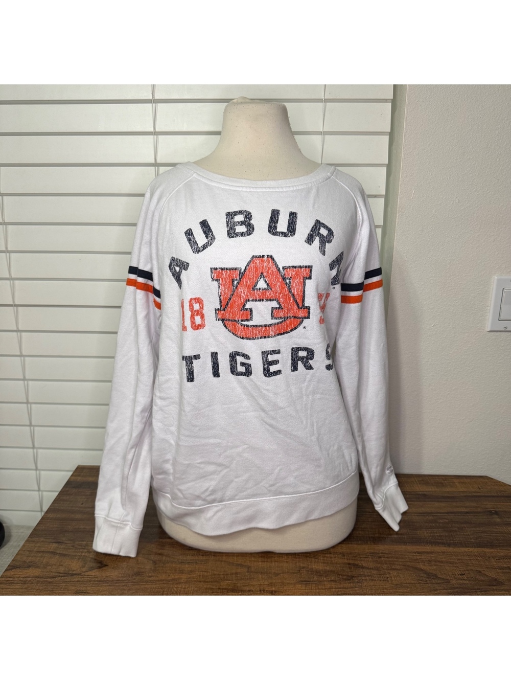 Colosseum Athletics Auburn Tigers White Crewneck Sweatshirt Medium